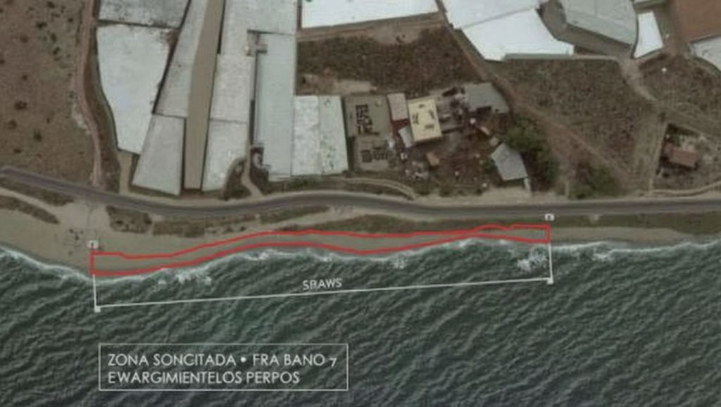 Vista de Playa de Perros La Rana desde la orilla, Adra