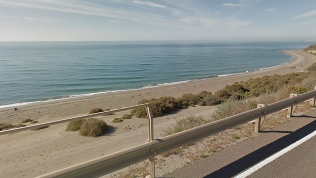 Oleaje en la orilla de Playa de Perros La Rana, costa de Adra