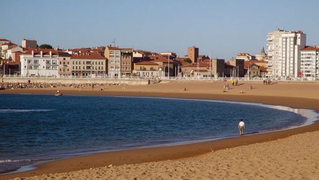 Entorno natural de Playa de Poniente en Asturias