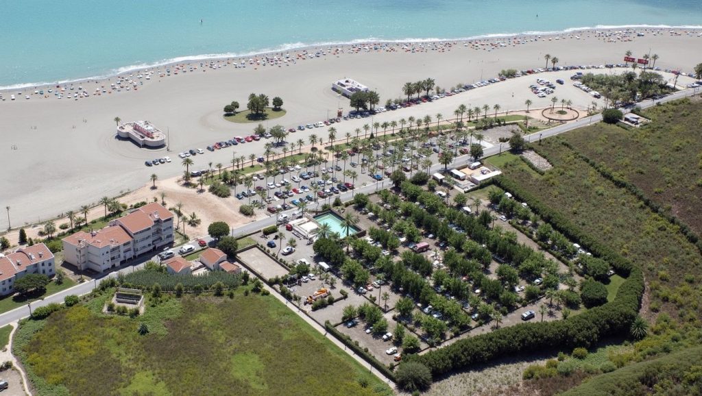 Olas rompiendo en Playa de Poniente de Motril, Motril