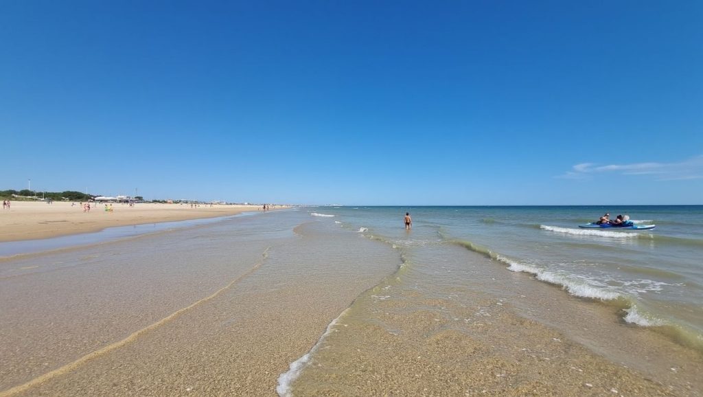 Arena y mar en Playa de Punta del Moral, Ayamonte, Huelva