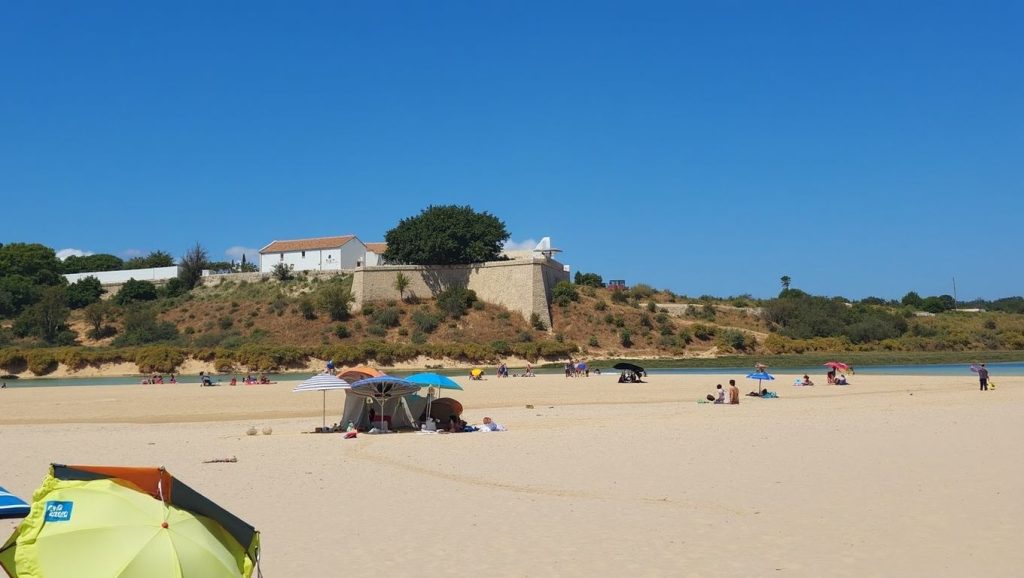 Orilla de Playa de Punta del Moral con olas suaves en Ayamonte