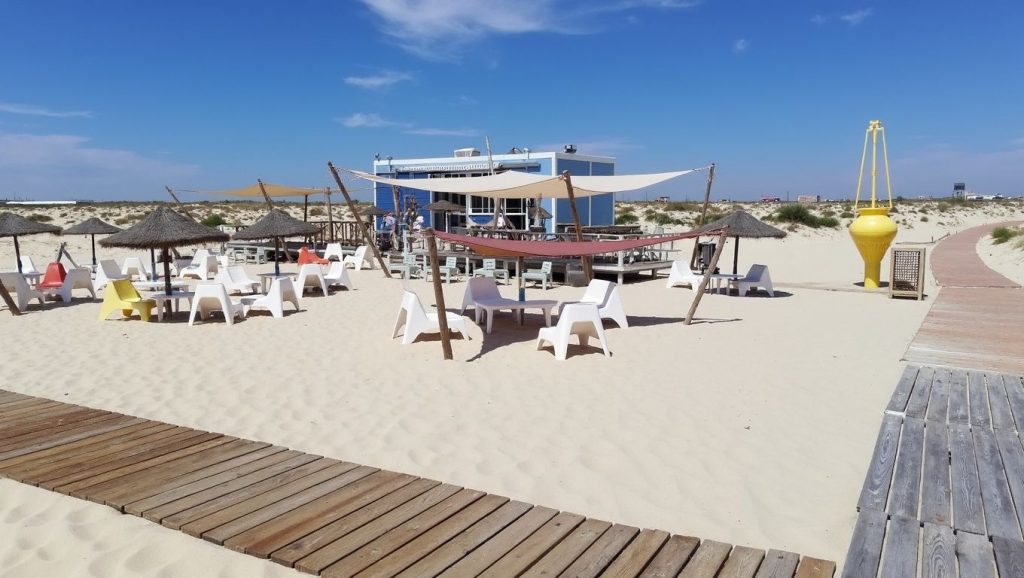 Detalle de arena y agua en Playa de Punta del Moral, Ayamonte