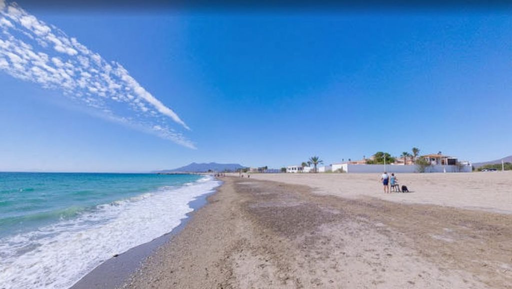 Orilla tranquila de Playa de Quitapellejos, playa de Vera