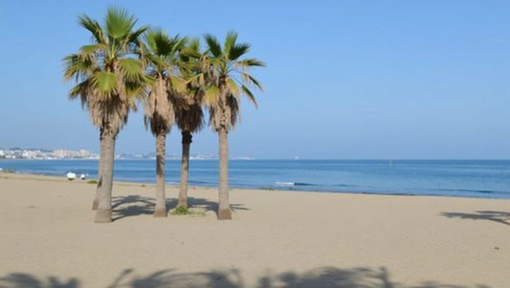 Orilla de Playa de Río Real con olas suaves en Marbella
