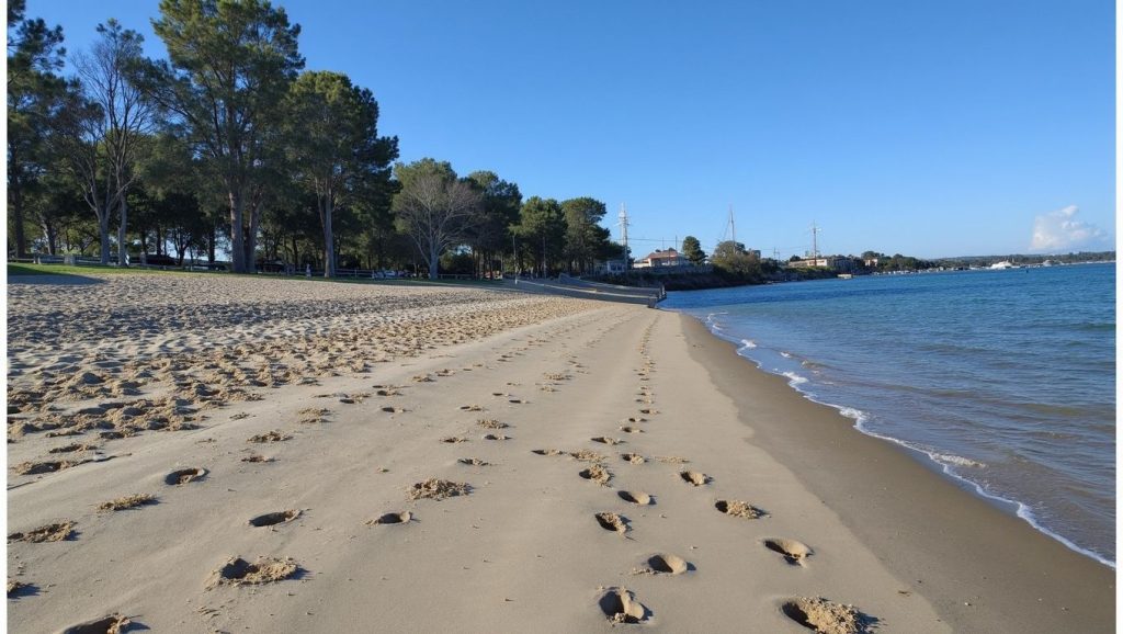 Detalle de arena y agua en Playa de Río San Pedro, Puerto Real