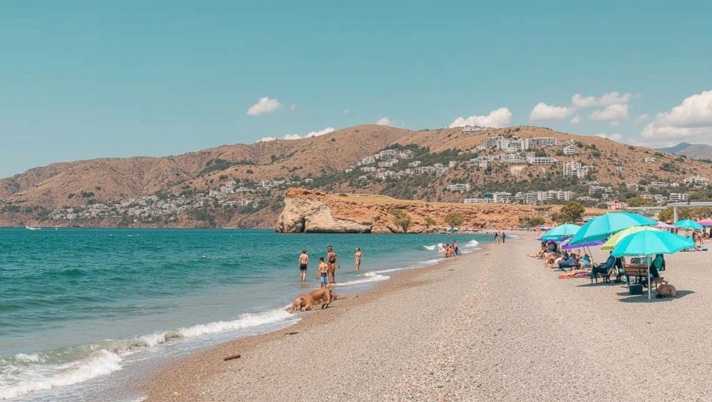 Oleaje en la orilla de Playa de Salomar, costa de Salobreña
