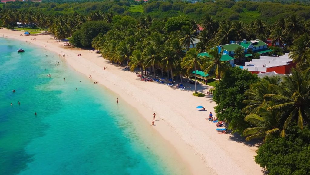 Orilla de Playa de San Andrés con olas suaves en Málaga
