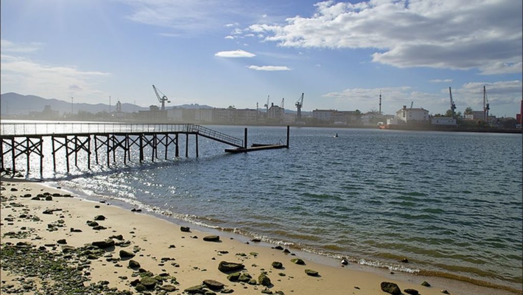 Aguas de Playa de San Balandrán en Avilés (Asturias)