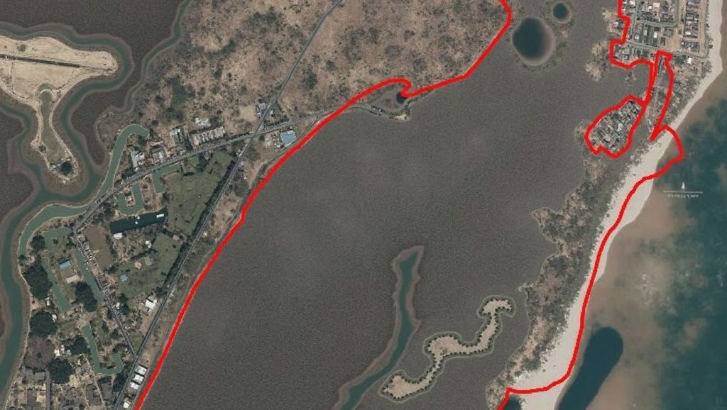 Orilla de Playa de San Bruno con olas suaves en Ayamonte