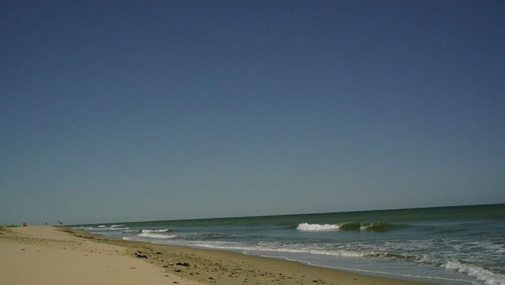 Detalle de arena y agua en Playa de San Bruno, Ayamonte