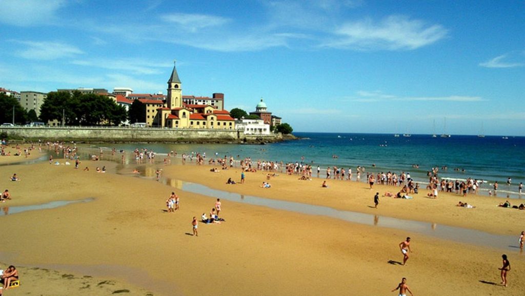 Olas y surf en Playa de San Lorenzo, Asturias (Asturias)