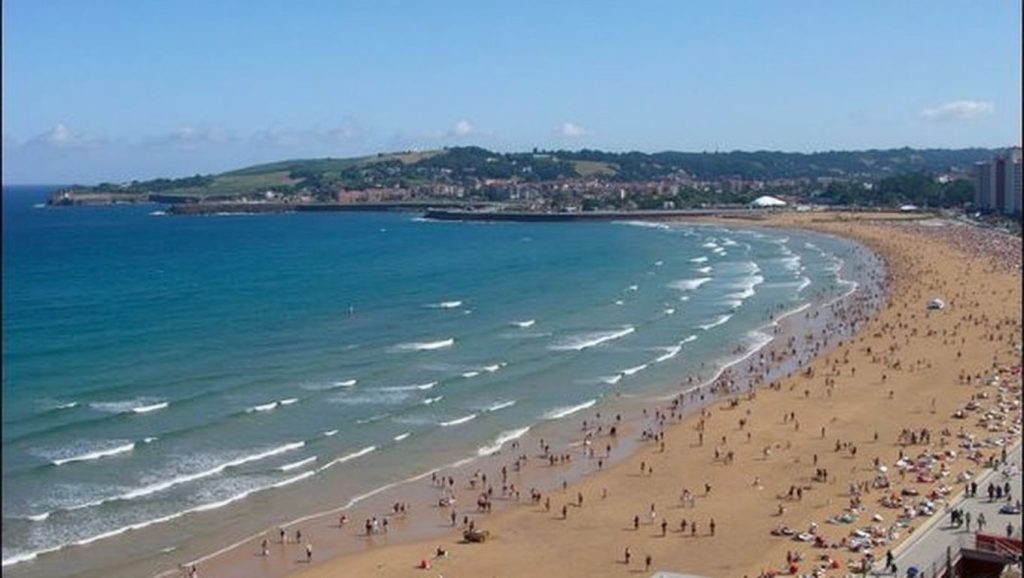 Entorno natural de Playa de San Lorenzo en Asturias