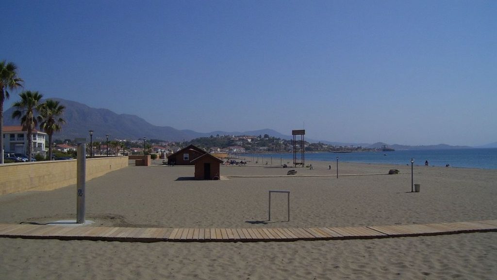 Vista de Playa de San Luis de Sabinillas desde la orilla, Manilva