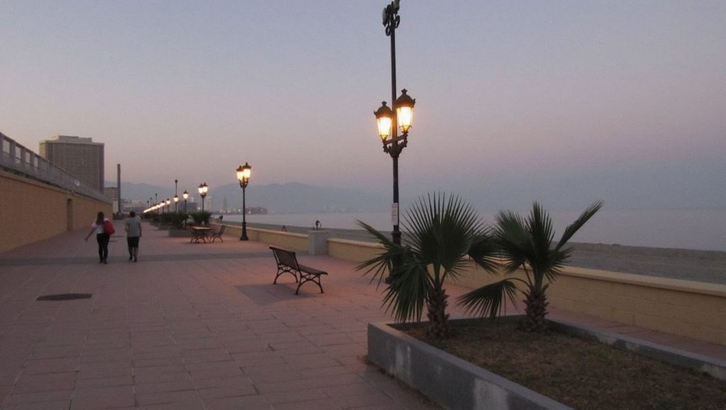 Agua y arena en Playa de San Luis de Sabinillas, Manilva