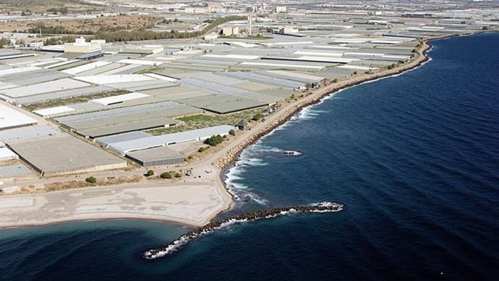 Orilla de Playa de San Nicolás con olas suaves en Adra