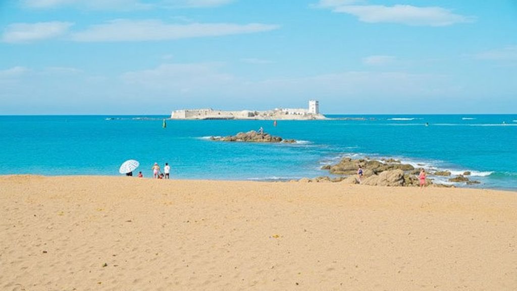Detalle de arena y agua en Playa de Sancti Petri, Chiclana de la Frontera