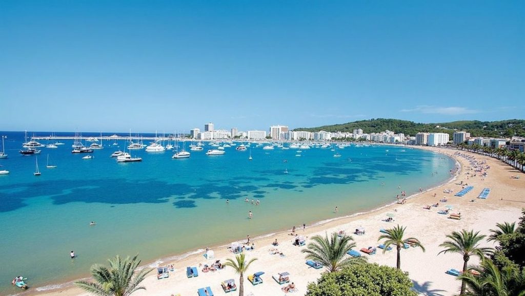 Línea de costa en Playa de Sant Antoni, Sant Antoni de Portmany