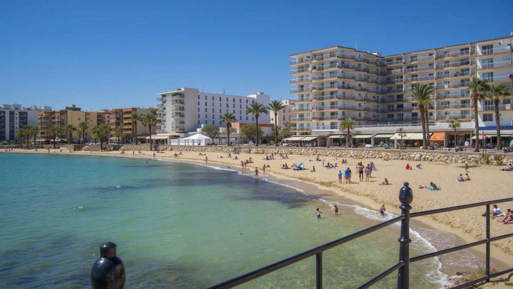 Vista de Playa de Santa Eulàlia desde la orilla, Santa Eulàlia des Riu