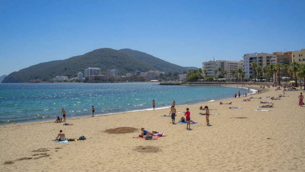 Amplio horizonte marino en Playa de Santa Eulàlia, Santa Eulàlia des Riu