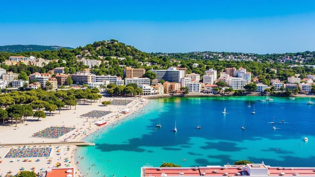 Arena y mar en Playa de Santa Ponça, Calvià, Mallorca