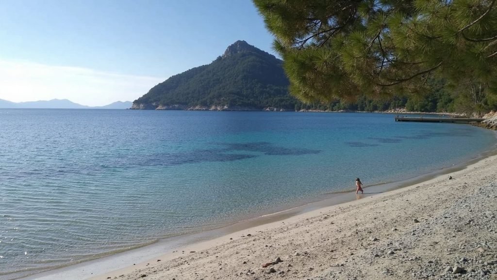 Detalle de arena y agua en Playa de Talamanca, Eivissa