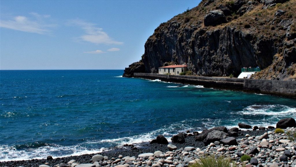 Costa natural de Playa de Tapahuga en Playa de Santiago, La Gomera