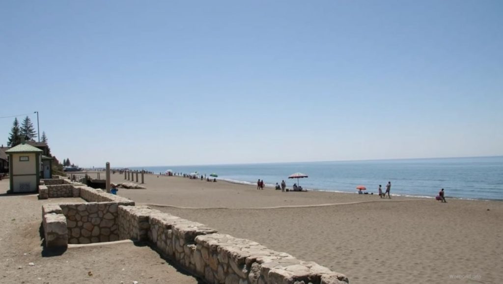 Playa de Torre de Benagalbón (Rincón de la Victoria) — playa en la costa de Málaga