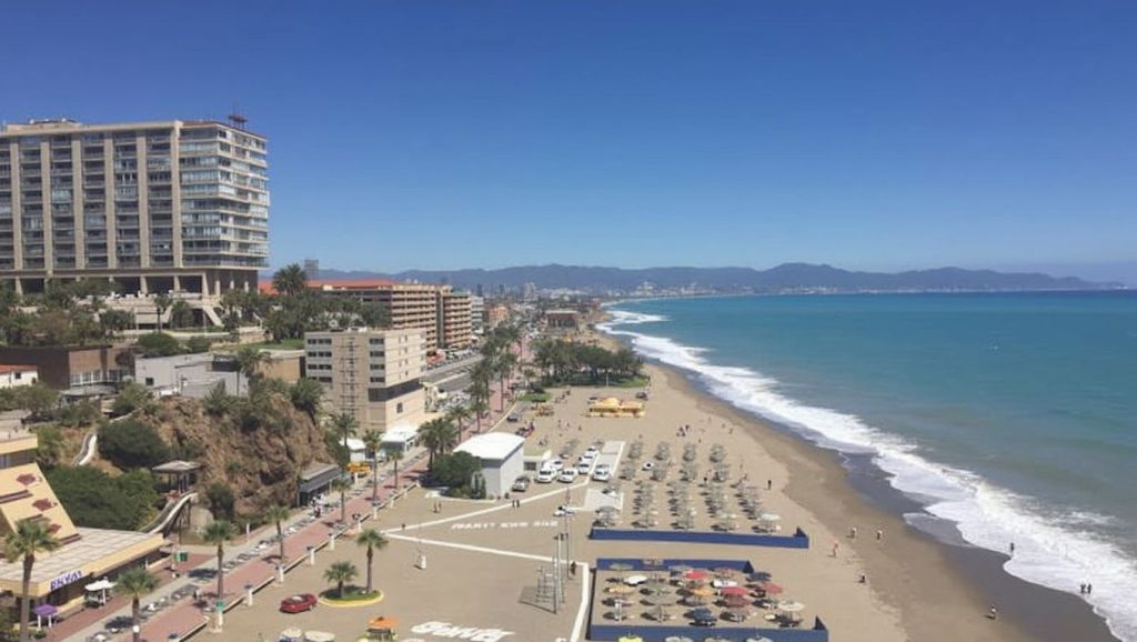Agua y arena en Playa de Trayamar, Vélez-Málaga