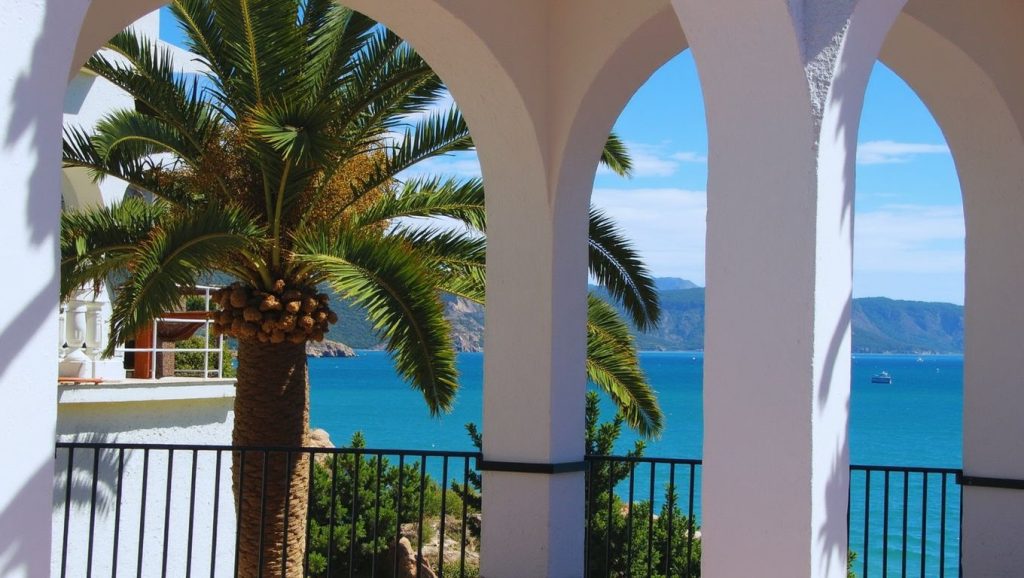 Amplio horizonte marino en Playa de Trayamar, Vélez-Málaga