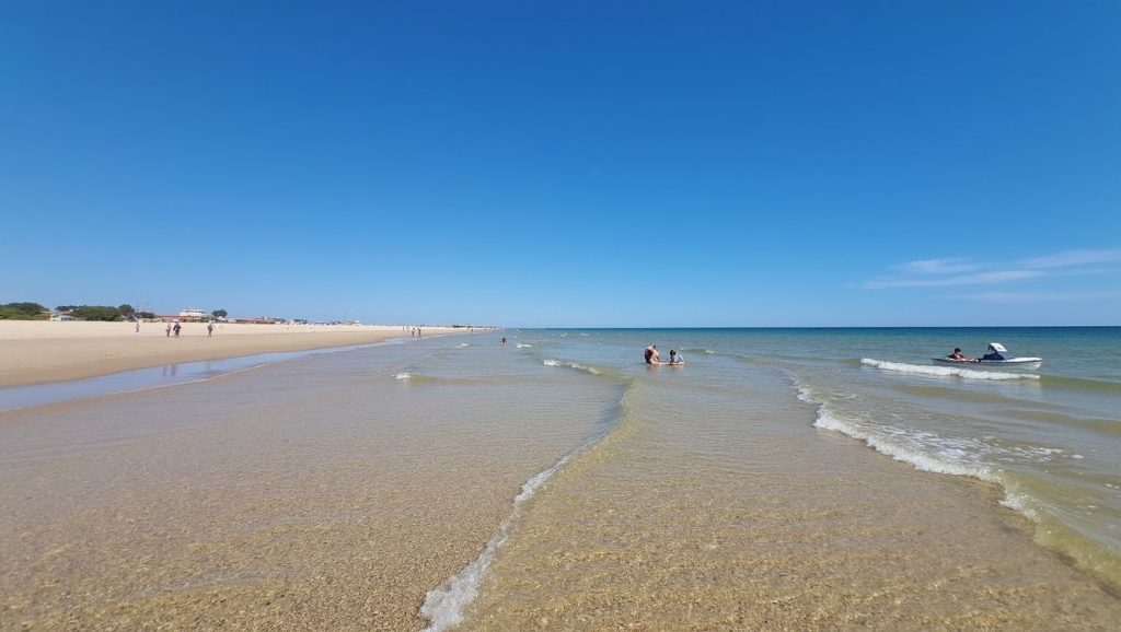 Panorámica de Playa de Urbasur con cielo despejado, Isla Cristina
