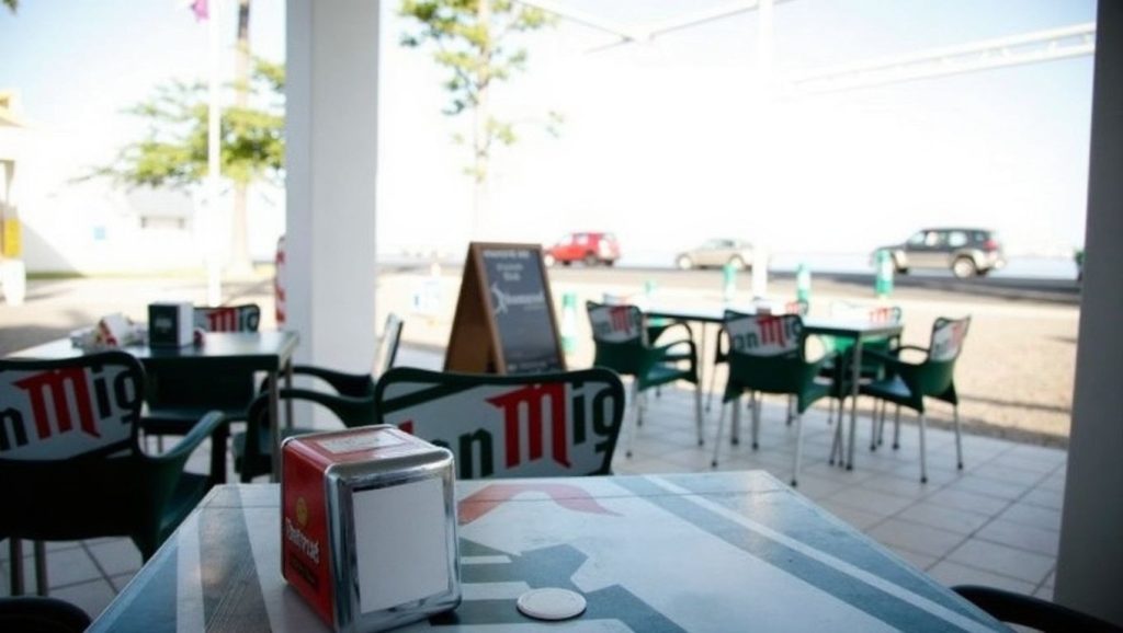 Oleaje en la orilla de Playa de Valle Niza, costa de Vélez-Málaga