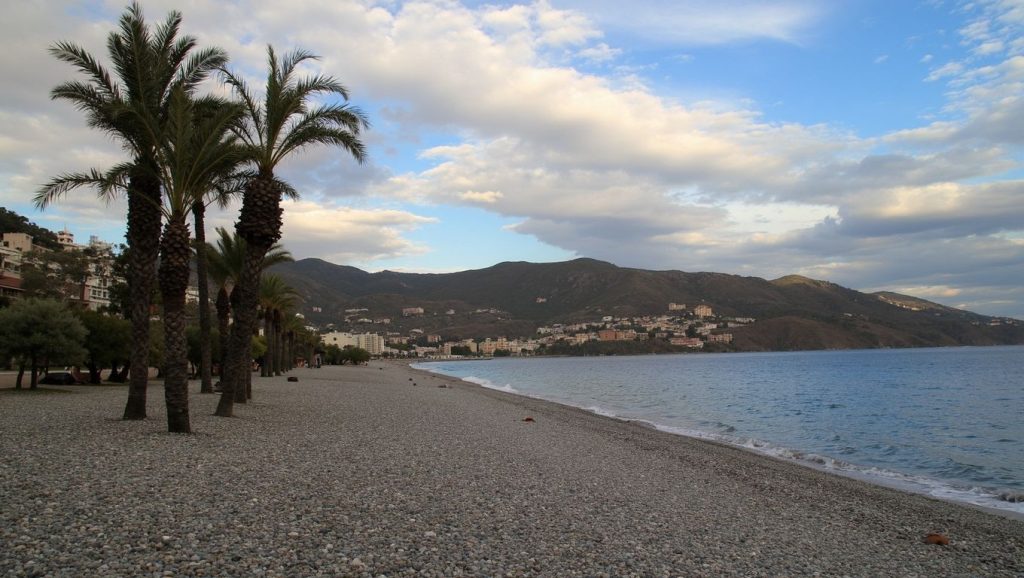 Primer plano de la orilla de Playa de Velilla, Almuñécar