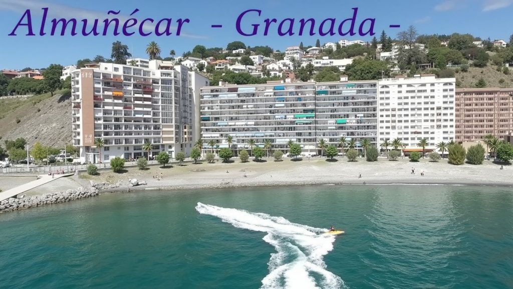 Vista amplia de Playa de Velilla en Almuñécar, Granada