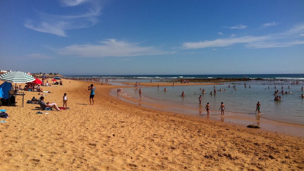 Orilla tranquila de Playa de Zahora, playa de Barbate
