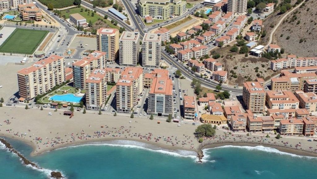 Oleaje en la orilla de Playa del Cañón, costa de Torrenueva Costa