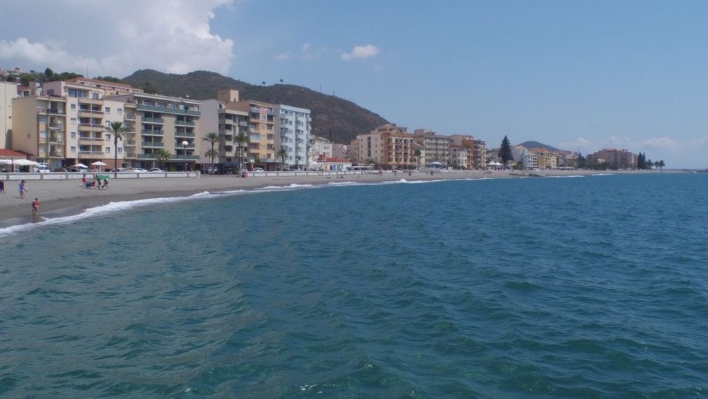 Vista amplia de Playa del Cañón en Torrenueva Costa, Granada