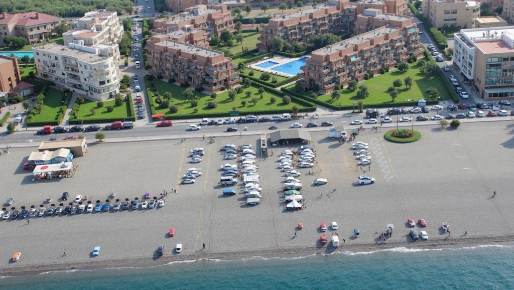 Agua y arena en Playa del Mayorazgo, Salobreña