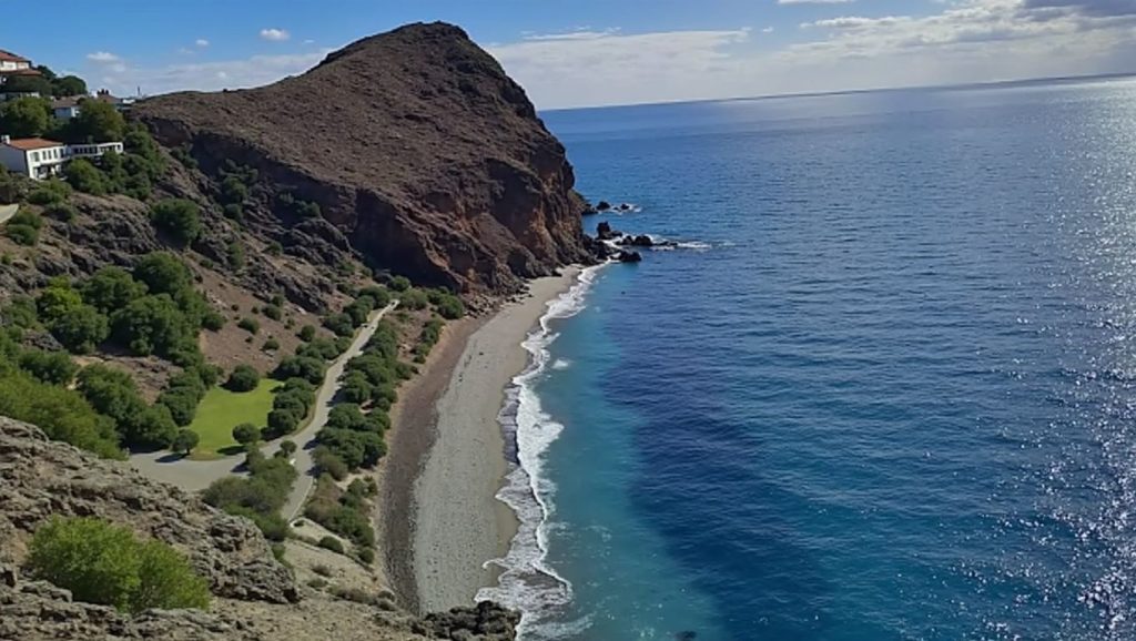 Amplio horizonte marino en Playa del Molino, Salobreña