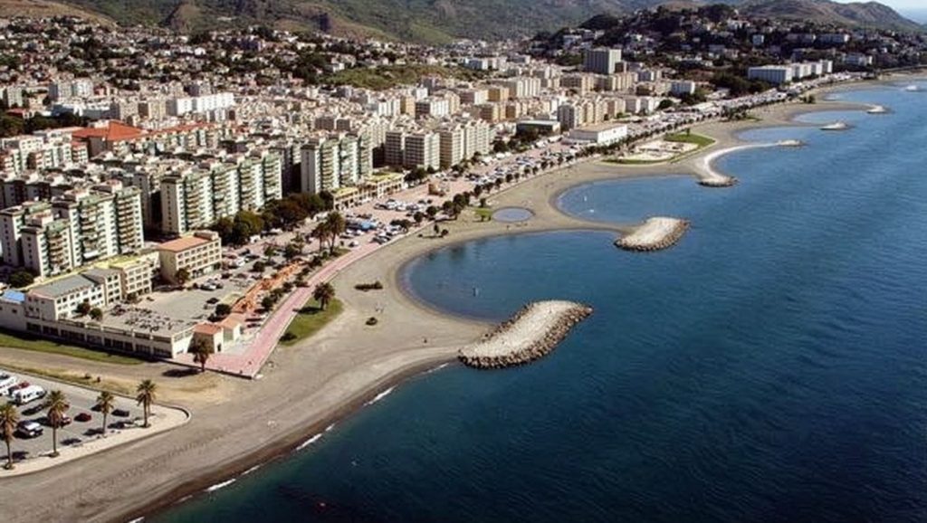 Arena y orilla en Playa del Palo, Málaga, Málaga