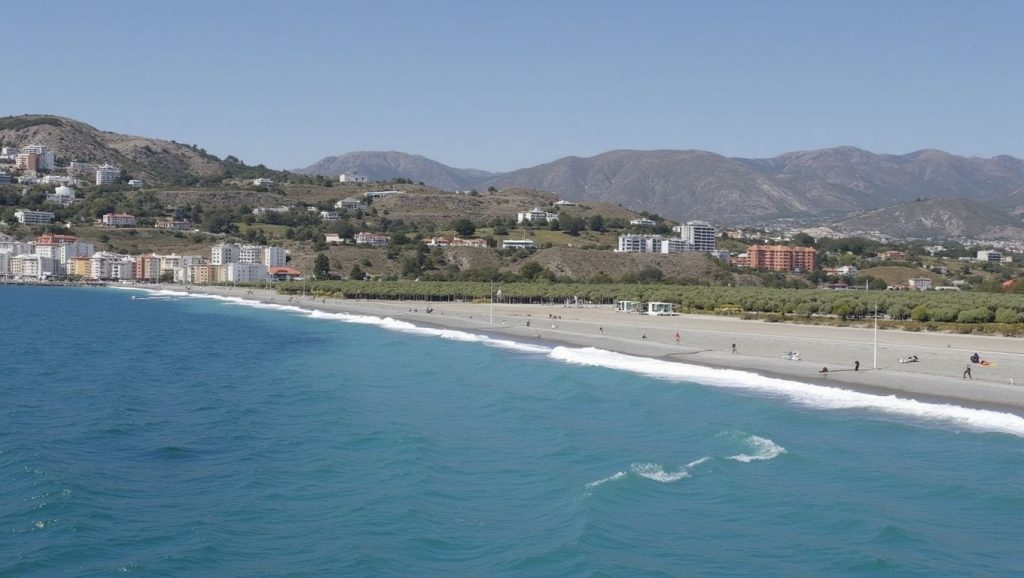 Orilla tranquila de Playa del Peñón, playa de Salobreña