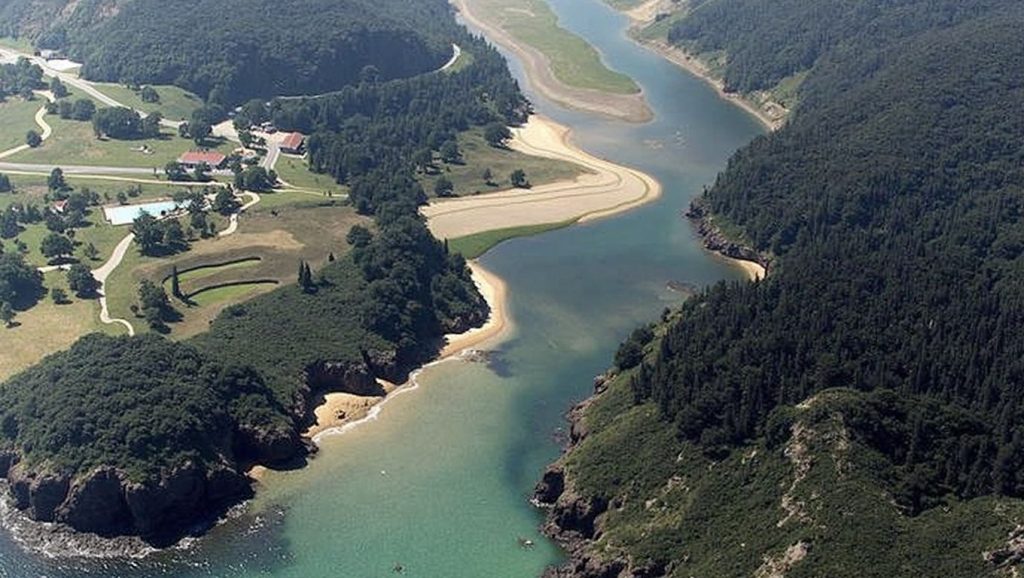 Entorno natural de Playa del Pedreru en Asturias