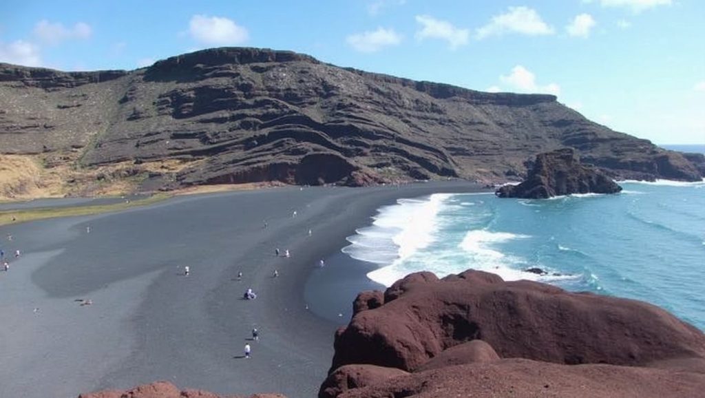 Entorno natural de Playa del Pueblo en Lanzarote