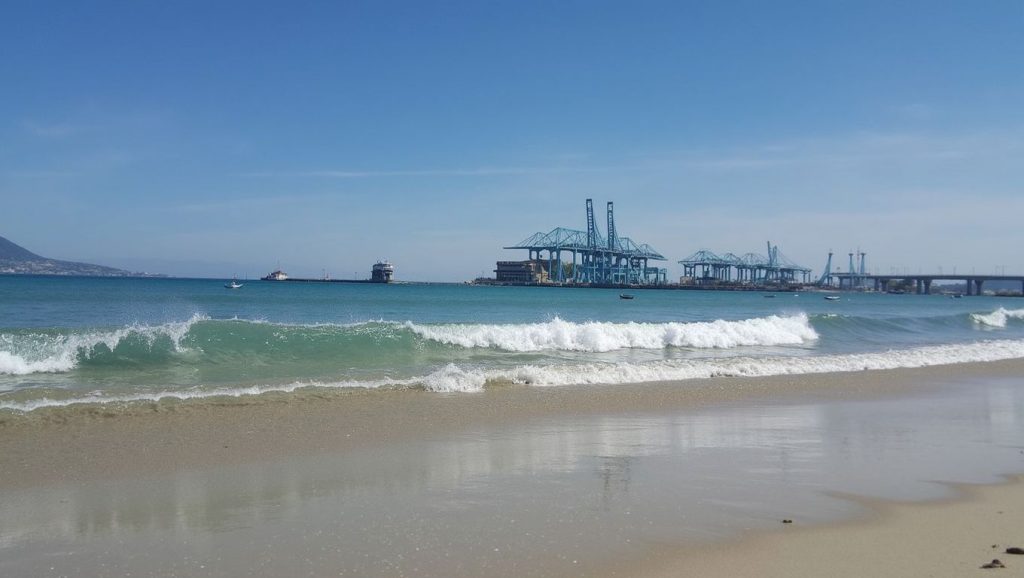 Arena y mar en Playa del Rinconcillo, Rincón de la Victoria, Málaga