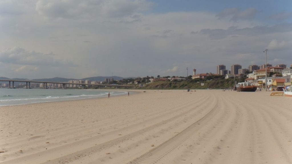 Orilla tranquila de Playa del Rinconcillo, playa de Rincón de la Victoria