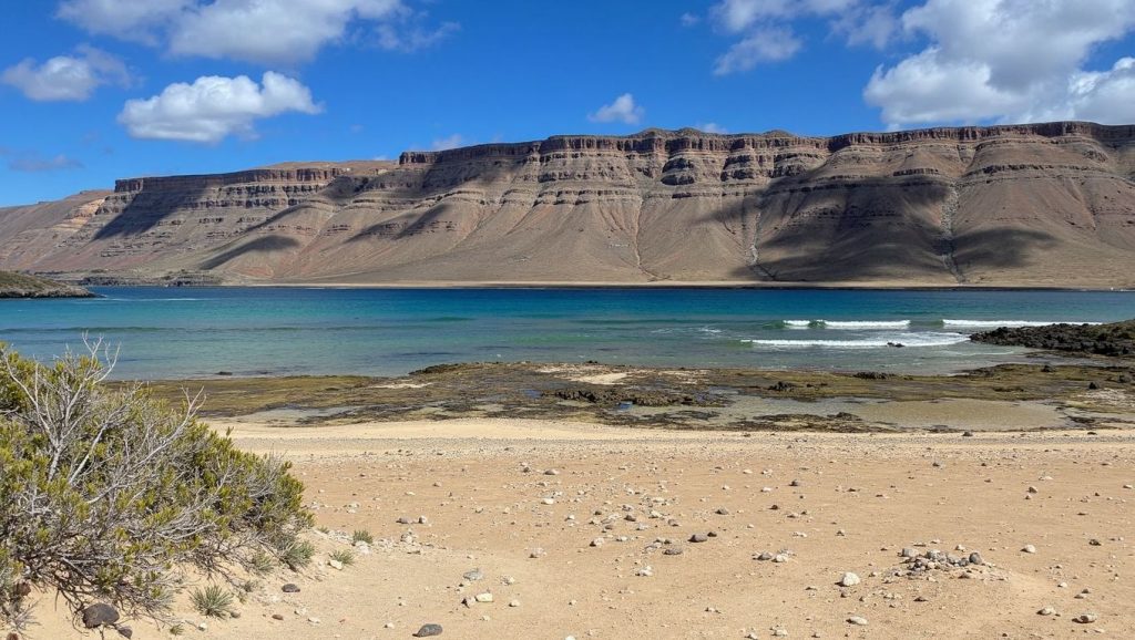 Entorno natural de Playa del Salado en Lanzarote
