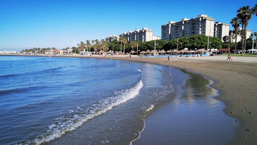 Acceso a Playa del Velerín desde el aparcamiento, Estepona