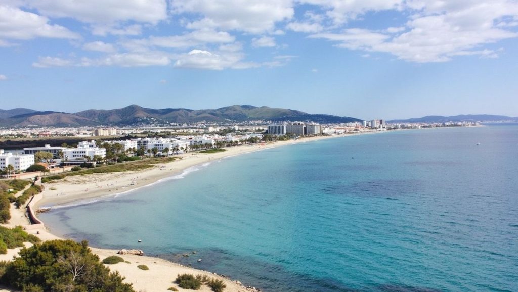 Oleaje en la orilla de Playa des Cavallet, costa de Eivissa