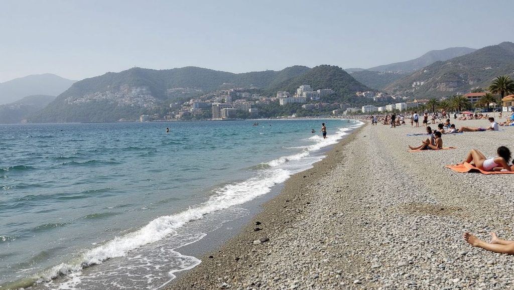 Orilla tranquila de Playa El Caletón, playa de Salobreña