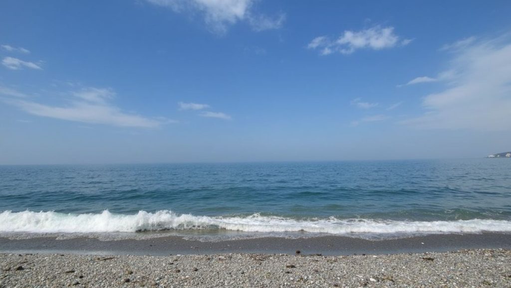 Vista de Playa El Cambrón desde la orilla, Salobreña